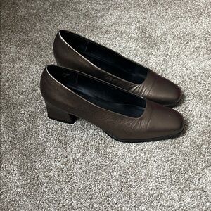 AEROSOLES Women's Metallic Heels